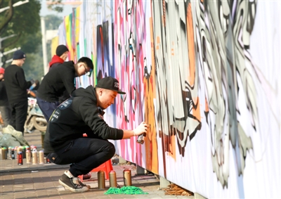 江南城區(qū)臨沅路上，涂鴉愛好者正在進(jìn)行街頭涂鴉藝術(shù)創(chuàng)作